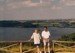 Onze eerste vakantie met eigen auto in het buitenland (in Ribe en Gjern in Denemarken), nadat Tom in 1995 z'n rijbewijs had gehaald. Deze foto is genomen in augustus 1996 op een tripje naar de Himmelbjerget vlakbij Silkeborg.Voor een vergrote weergave en de mogelijkheid om te reageren: klik hier 